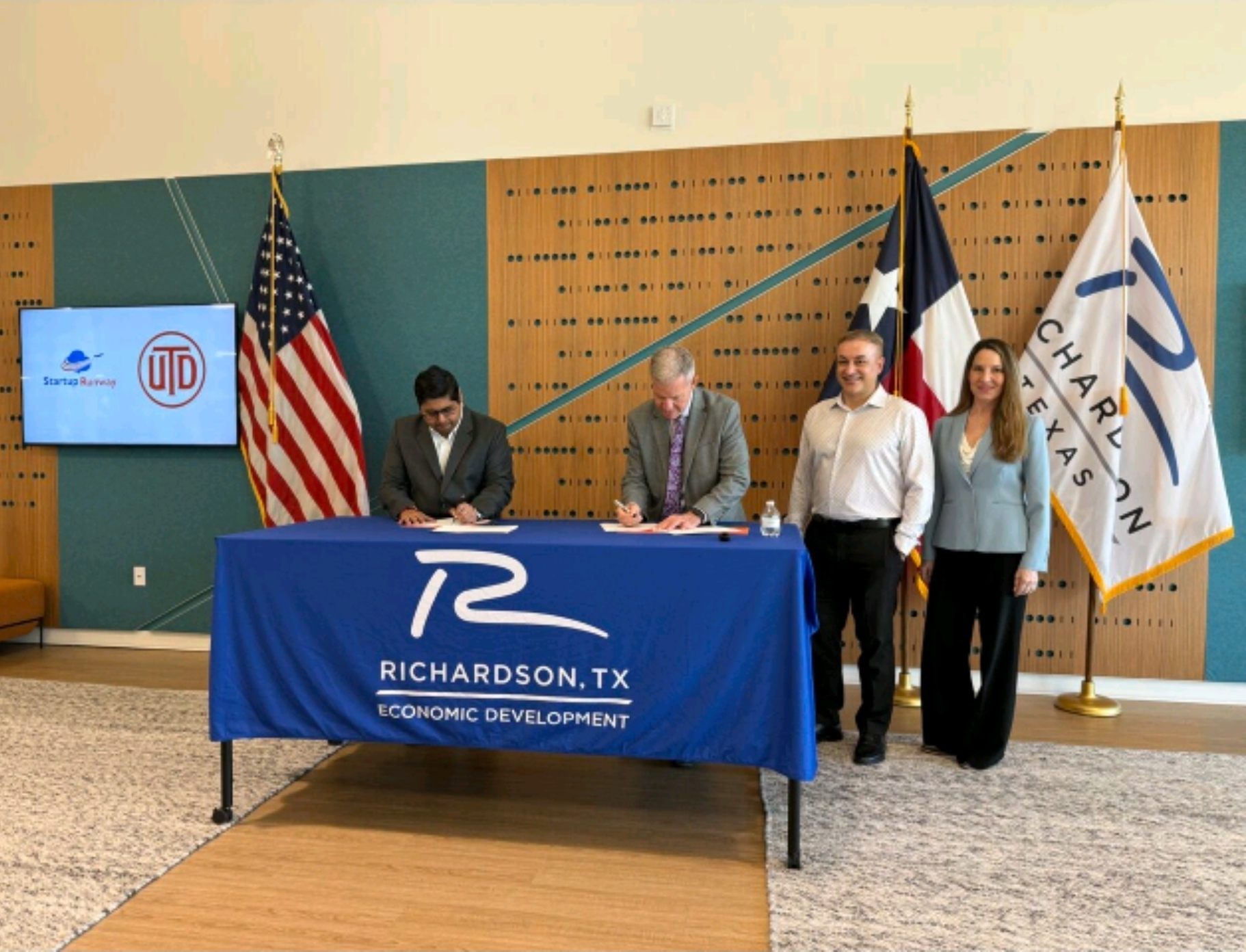 UT Dallas and Startup Runway representatives signing the Comet Pitch Memorandum of Understanding in Richardson